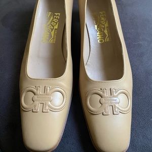Ferragamo Vintage Pumps size 8.5